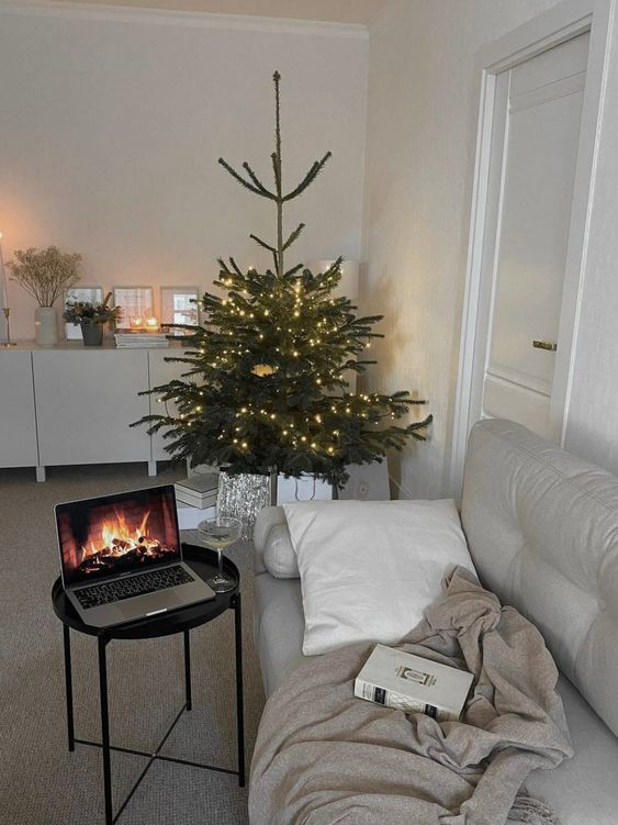 etherealdior's tweet photo. decorating for christmas is half the fun https://t.co/K89K4OCtj0