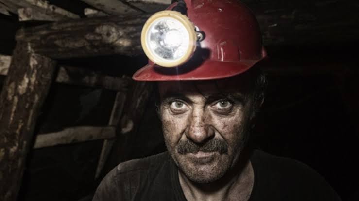 4 ARALIK DÜNYA MADENCİLER GÜNÜ

Yerin yüzlerce metre altında "kara kömür" için, O şeref timsali yüzlerini kömür karası kaplayanlar, vatan size minnettardır.