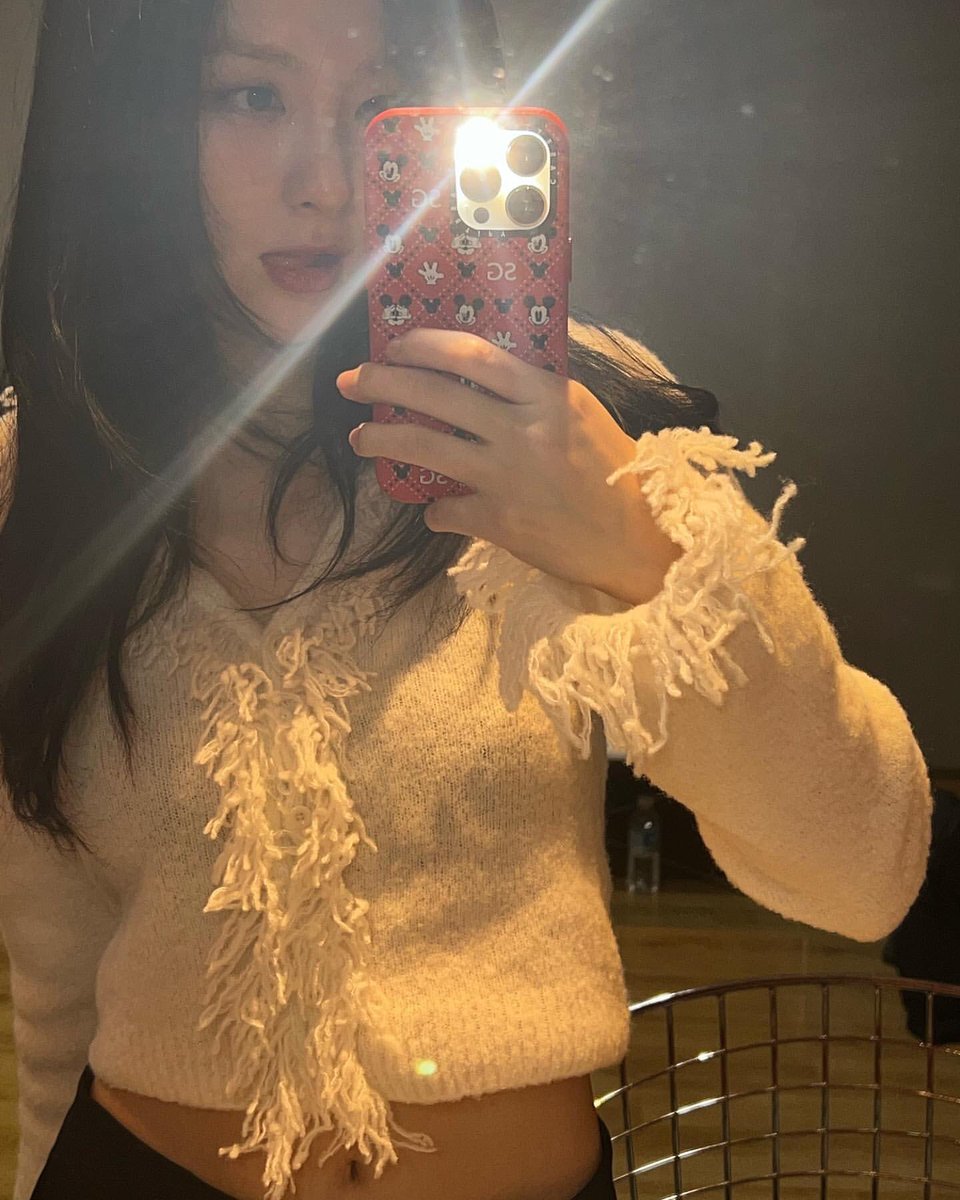daisyeulgi's tweet photo. While the mood is still uplifted, some narcissistic mirror selfies won’t hurt anyone, will it? https://t.co/sYnjWrBfiE