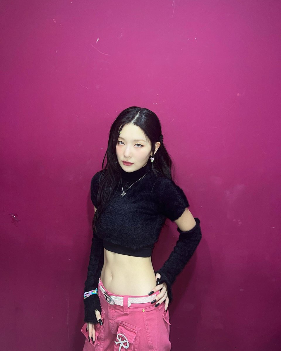 daisyeulgi's tweet photo. Beyond exhilarated prior to Music Core, we would surely blow up the stage as per usual! 💛 https://t.co/psS4ySScwN
