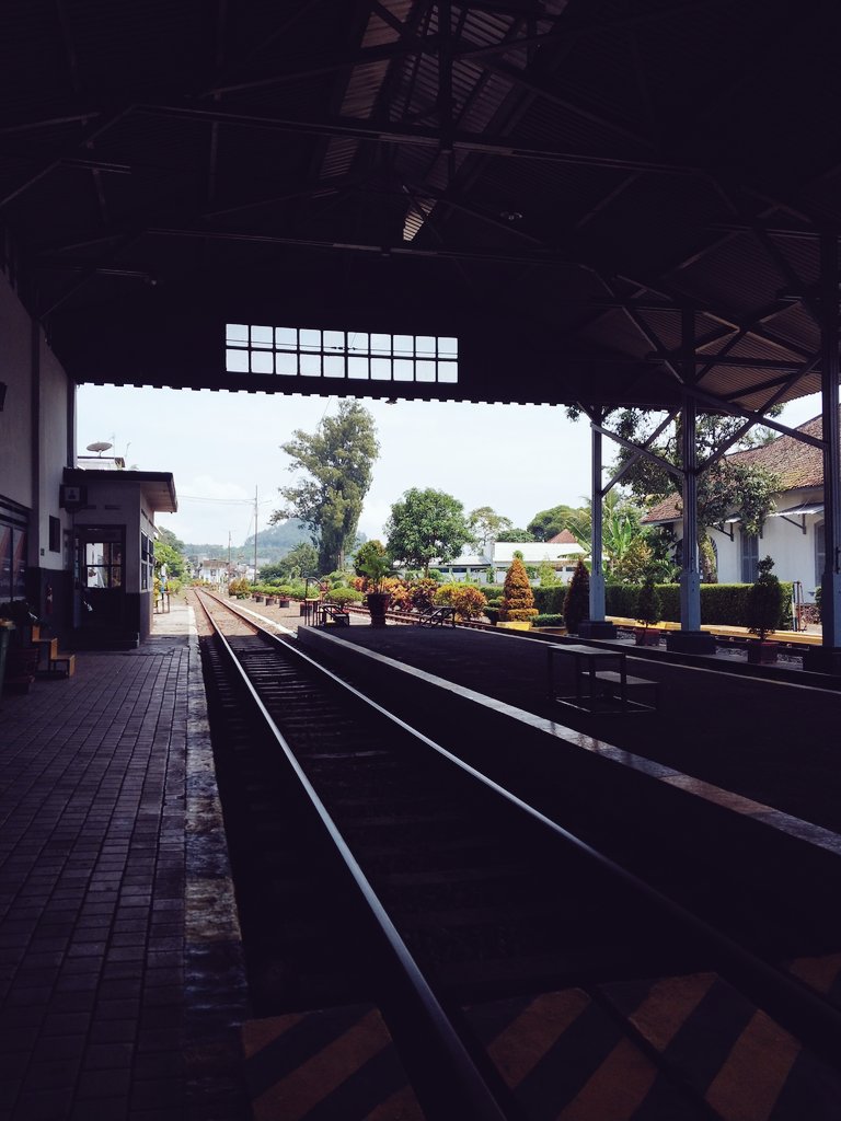 BagoesMv's tweet photo. Stasiun selalu punya cerita ditiap sudutnya.
Tentang pertemuan, penantian hingga perpisahan. https://t.co/StIIl976iT
