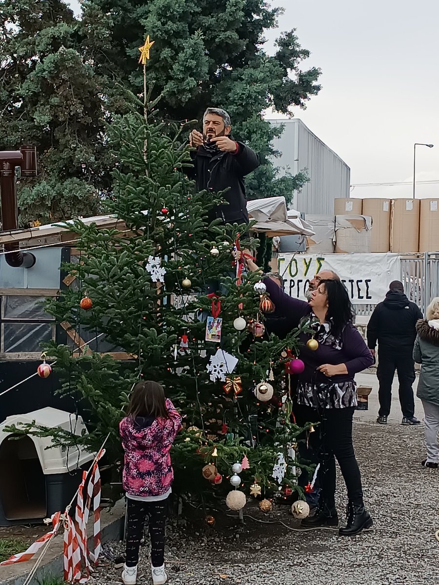 Το δέντρο της απεργίας στην #μαλαματινα στολίστηκε.
Απεργοί και αλληλέγγυοι μαζί.