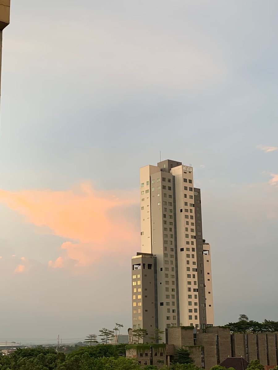 mirrcies's tweet photo. it's a beautiful sky 🤍 https://t.co/9bIJ9x5jFr