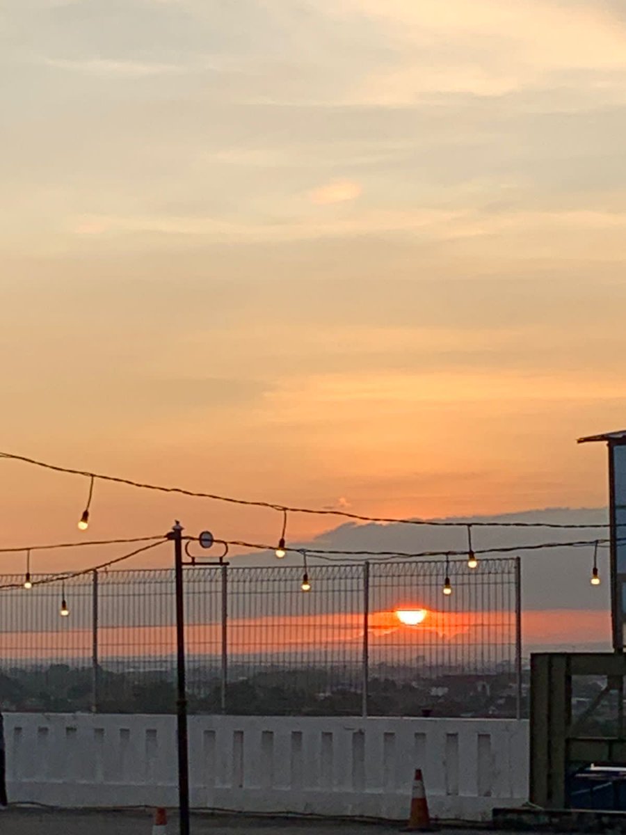 mirrcies's tweet photo. it's a beautiful sky 🤍 https://t.co/9bIJ9x5jFr