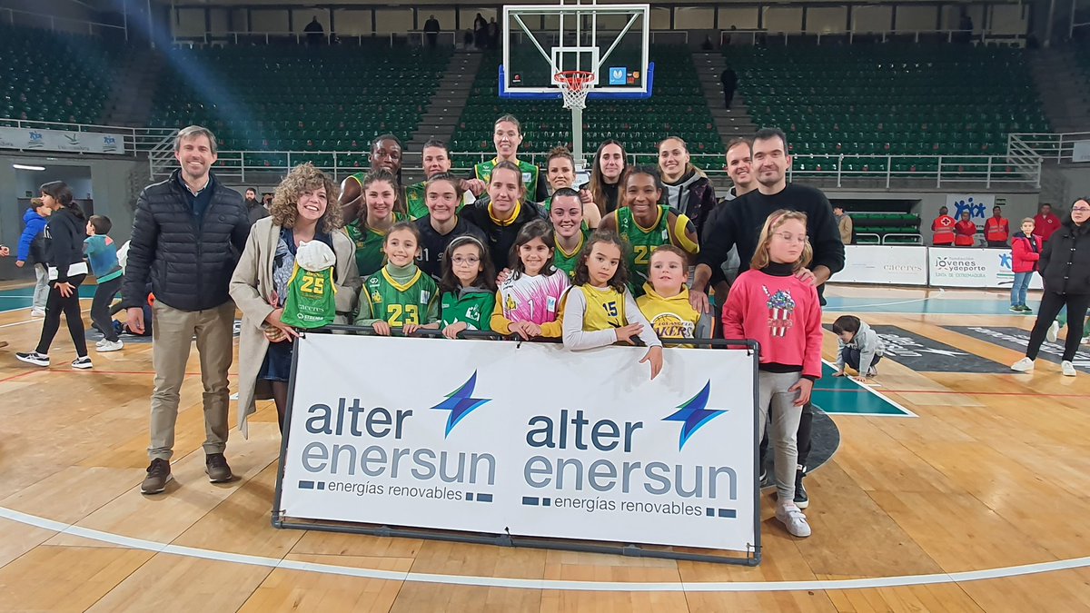 ➡️Y recibimos también una visita muy muy especial.

El pequeño Bruno, hijo de la concejala de deportes <a href="/paularopa/">Paula R. Pallero/💜</a>, disfrutó de su primer partido de muchos del Al-Qázeres. ¡Y ya tiene su primera camiseta!.

<a href="/Analvarmoro72/">Ana Álvarez García</a>.
<a href="/Ayto_Caceres/">Ayuntamiento Cáceres</a>