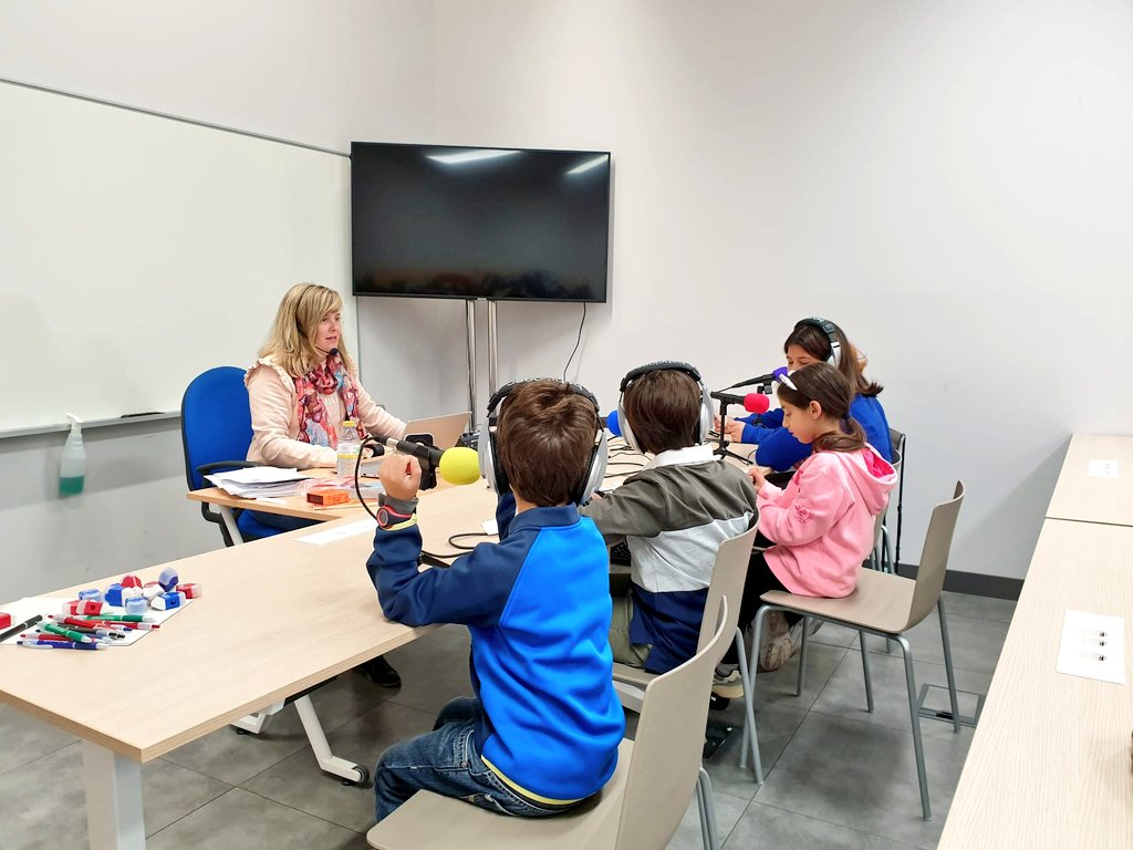 ¡Buenos días! Comenzamos la cuarta y última jornada de #mWeekMalaga22 con un interesante y divertido #taller de #radio 🎙 donde los más peques están probando lo que se siente siendo reportero ;)

✅️ Organizado por <a href="/GrupoComunicar/">Grupo Comunicar</a> en <a href="/PoloDigitalMLG/">Polo Nacional de Contenidos Digitales</a>.