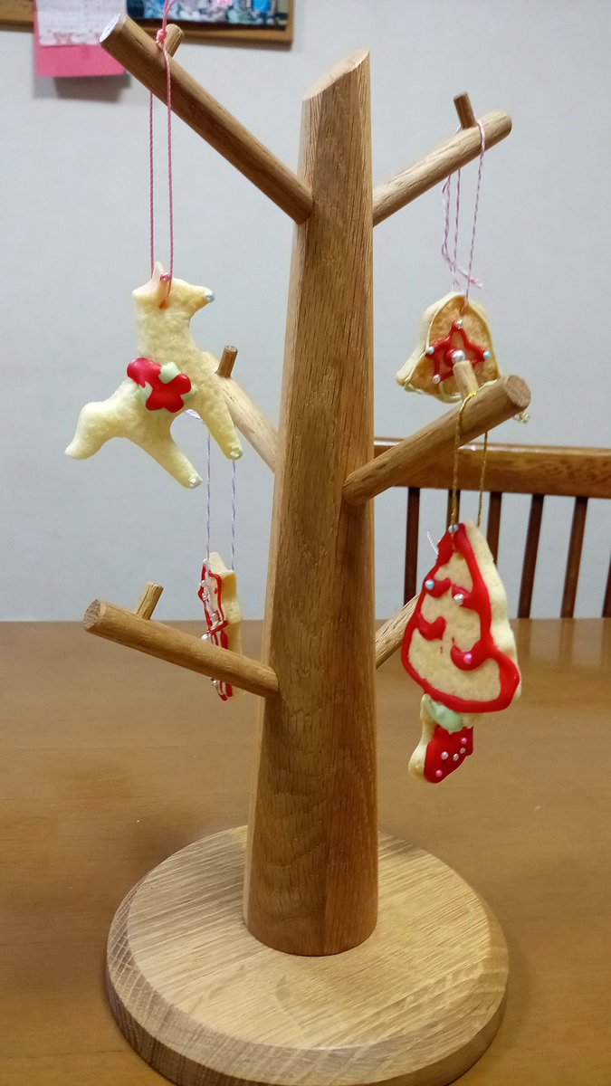 DIAMONDLUCE1's tweet photo. 娘っことクッキーでクリスマス支度🎅
セリアで買った、水に混ぜるとすぐアイシングできる緑と赤を使いました🎄
#アイシングクッキー https://t.co/QJ3QxdOK3E