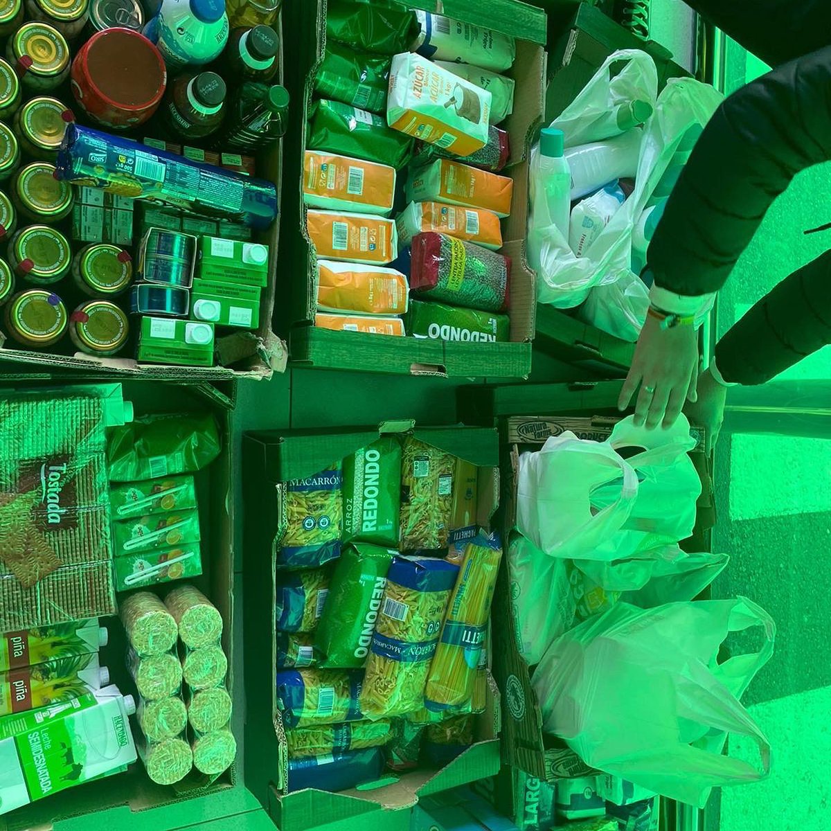 Ayer día 3 de diciembre volvimos a colaborar con Cáritas❤️ un año más en una recogida de alimentos🧃 en supermercados🛒 de toda Lorca. 

Muchas gracias por las donaciones y a todos los que vinisteis a colaborar, somos un equipazo!!🙌🏽🙌🏽
#somosjovenes #somosblancos 🦅🤍