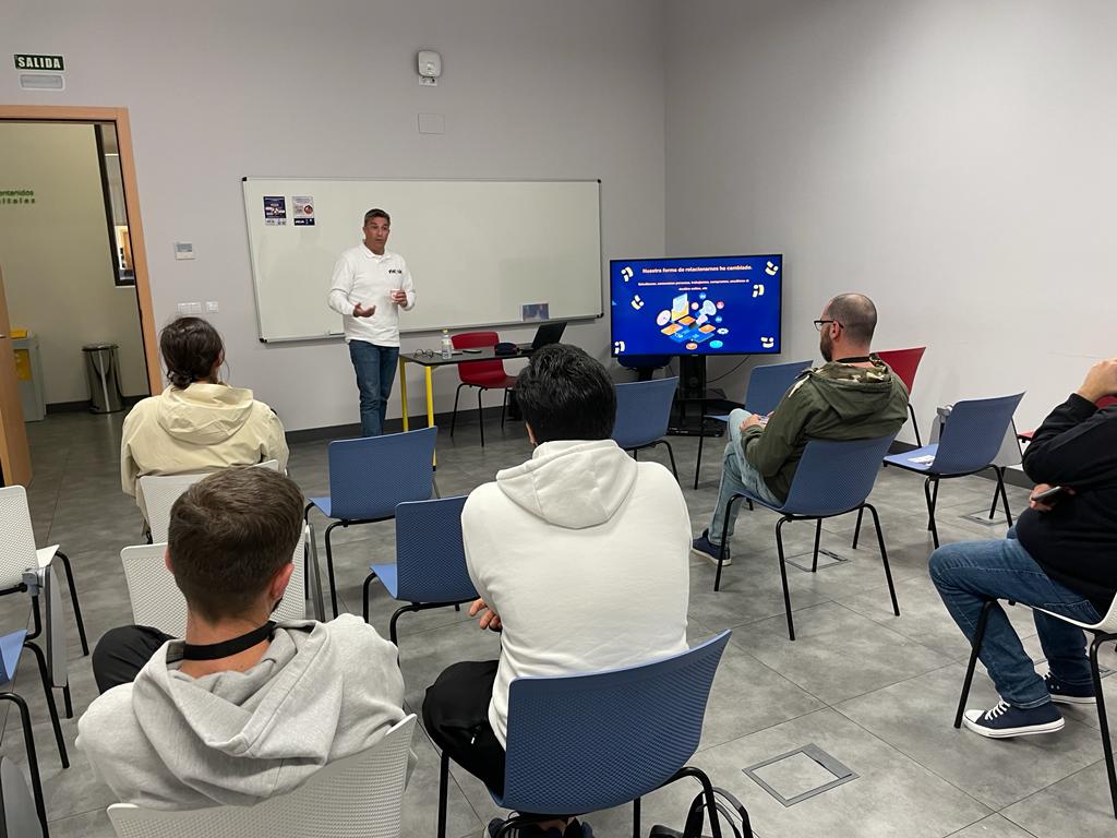 🗣 Hablando sobre la importancia de la #huella y #privacidad #digital en este taller organizado por "Andalucía Vuela", <a href="/AgenciaDigAnd/">Agencia Digital de Andalucía</a>, de la mano de <a href="/YouforgetM/">Youforget.me</a>, y haciendo uso de la App #ewink, la cual os animamos a descargar 🔓💻

#mWeekMalaga22