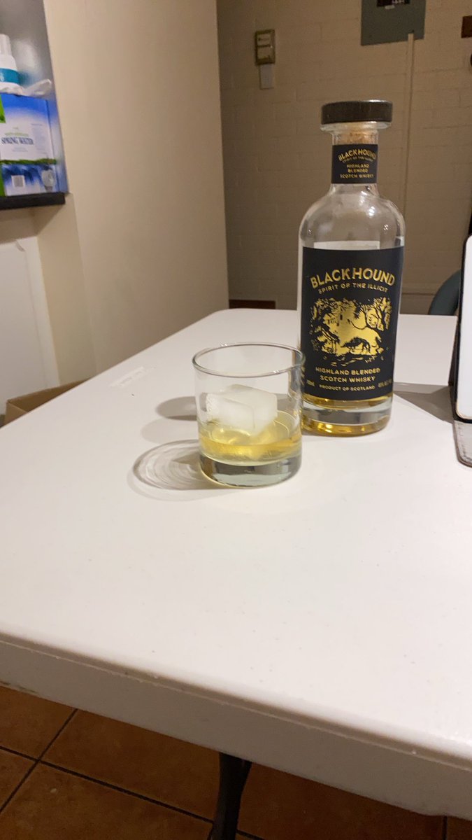 xiu_0502's tweet photo. 好好喝一杯
即使很不會喝
不太擅長應對寂寞
即使老是與之相伴
怎麼說呢
餓了吧我
#Tainan boy in Australia
#Alicespring https://t.co/EpypkDu3uk