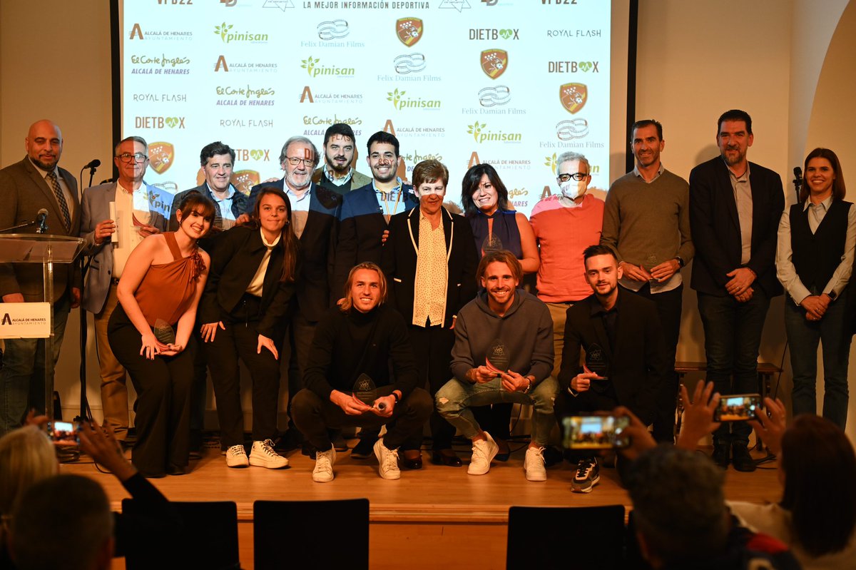 VIP_Deportivo's tweet photo. 🏆👏🏼 Foto final con todos los premiados en esta II Gala de Premios de VIP DEPORTIVO. 

✍🏼 Muchísimas gracias a todos por acudir y enhorabuena nuevamente por el reconocimiento. 

#VPD22 #VIPDeportivo #AlcalaDeHenares https://t.co/uPpJQ7ha35
