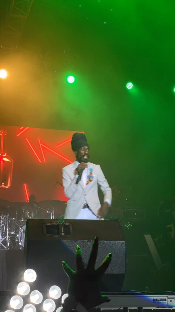 BazodeeMag's tweet photo. Sizzla @therealsizzlakalonji sang a medley of his hits including ‘Solid As A Rock’ at Hennessy Artistry @hennessy246 @fas7star
#bazodeemag #barbados #hennessy #hennessy246 #hennessyartistry #neverstopneversettle #sizzla #sizzlakalonji https://t.co/LRAyXONNpH https://t.co/cFt8CZvvdJ