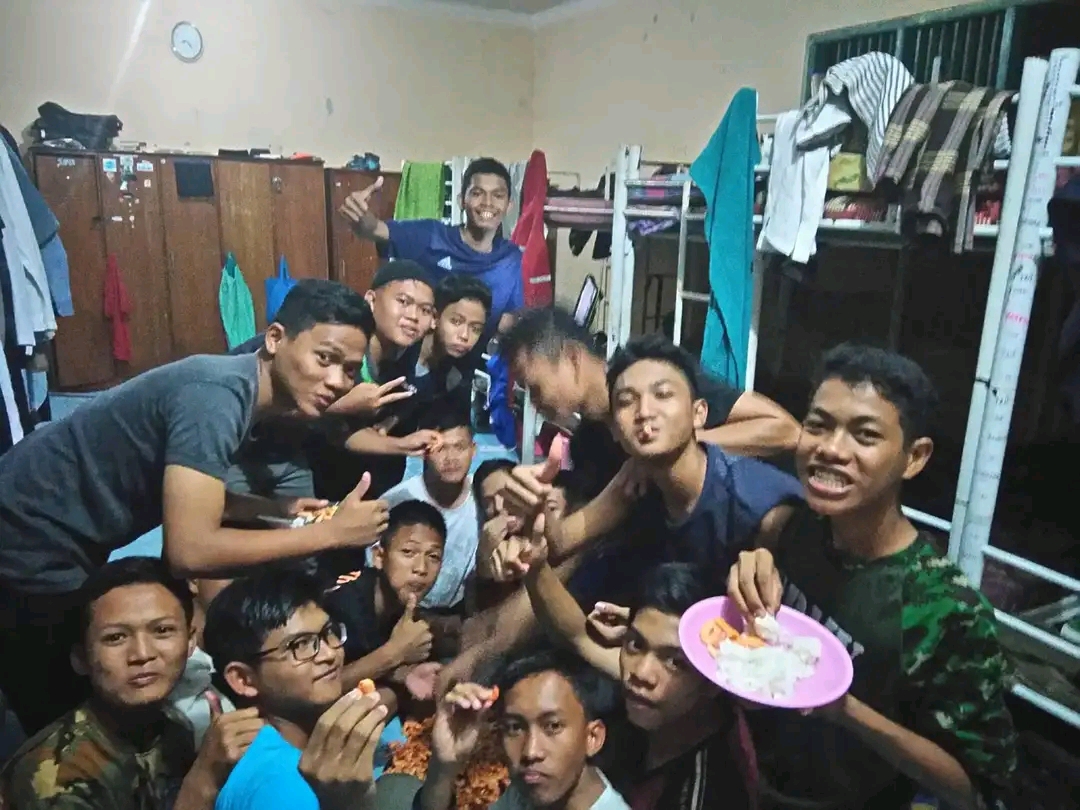 Vadhlee3's tweet photo. Waktu itu dmna yg ulang tahun yg neraktir satu kmar. Magrib gini lgi obrak abrik kamar lain. Malam nya muhadharah, lanjut ribat, pagi nya lngsung lari ke GDC lnjut futsal ..

Iya, waktu itu agak aneh memang ga ada cape nya ..

Beda kyk skrng, diki² cape..
Untung qw kuat hehe https://t.co/99l9hetg9A
