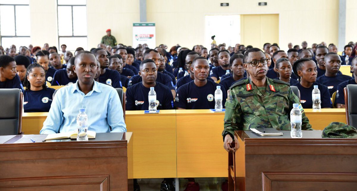 AbesamihigoB's tweet photo. ku munsi wa gatatu w’amahugurwa ya ba rwiyemezamirimo b’urubyiruko. 
@KabarebeJames ari kutugira inama yo kudahindurwa n’ibihe turimo cyangwa ibyo dufite ahubwo tugomba guharanira kugera ku ntego yacu. Ati “kudahinduka nizo mbaraga zacu”@YouthCultureRW @RTDARwanda @RwandaLocalGov https://t.co/ARvxx92BFE