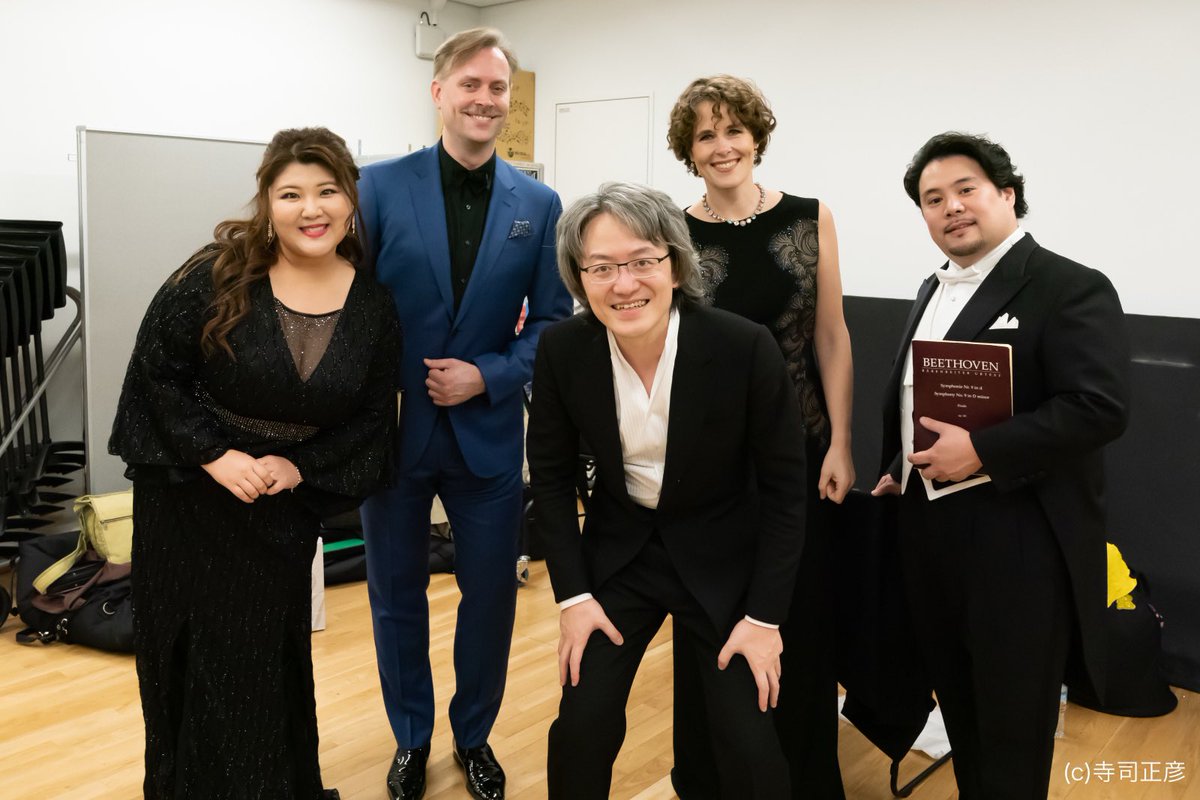 🎼《第九》東京公演@東京オペラシティ、終演いたしました！

あたたかい拍手に包まれ、一同感無量です✨
お越しいただいたみなさま、ありがとうございました！

最後もばっちり、ソリストのみなさんと鈴木優人のお写真をいただきましたよ📸
素敵な笑顔で！　またお会いしましょう！