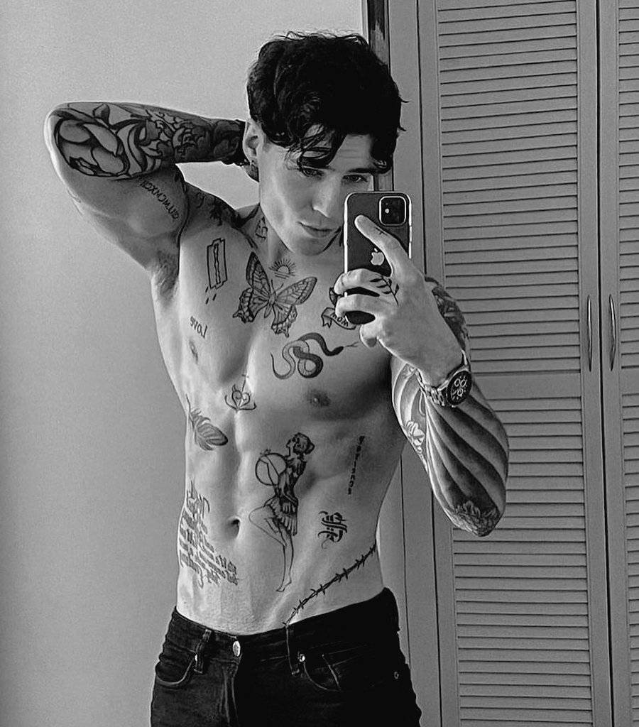 ᅠᅠᅠᅠᅠᅠᅠᅠ              
ᅠ          —  𝐜𝐥𝐚𝐬𝐬𝐢𝐜.  
ᅠᅠ
ᅠᅠ                   #SeductiveSunday
