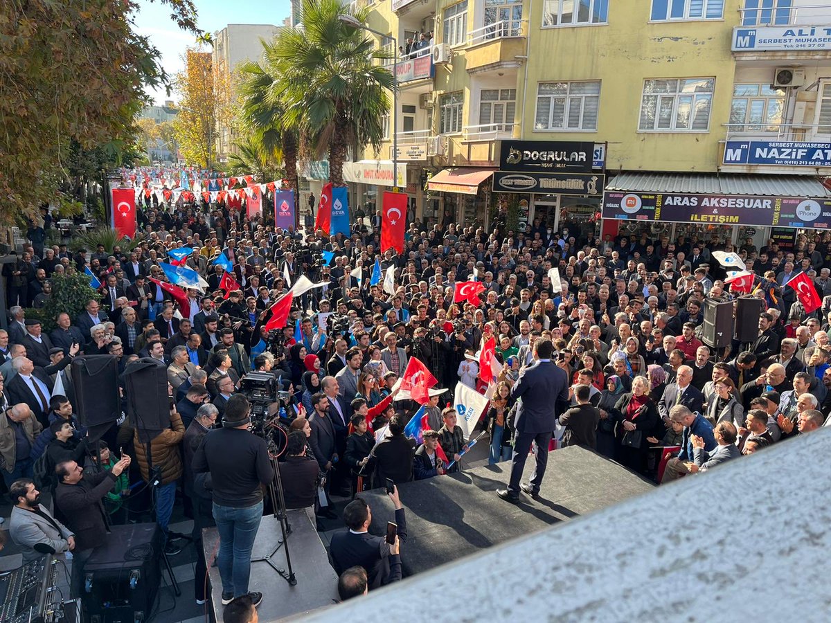 Adıyaman il teşkilatımızı ziyaret ediyoruz. İl binamızın önünde toplanan Adıyamanlı hemşehrilerimize ve teşkilat mensuplarımıza teşekkür ediyoruz. #OylarDevaOlsun