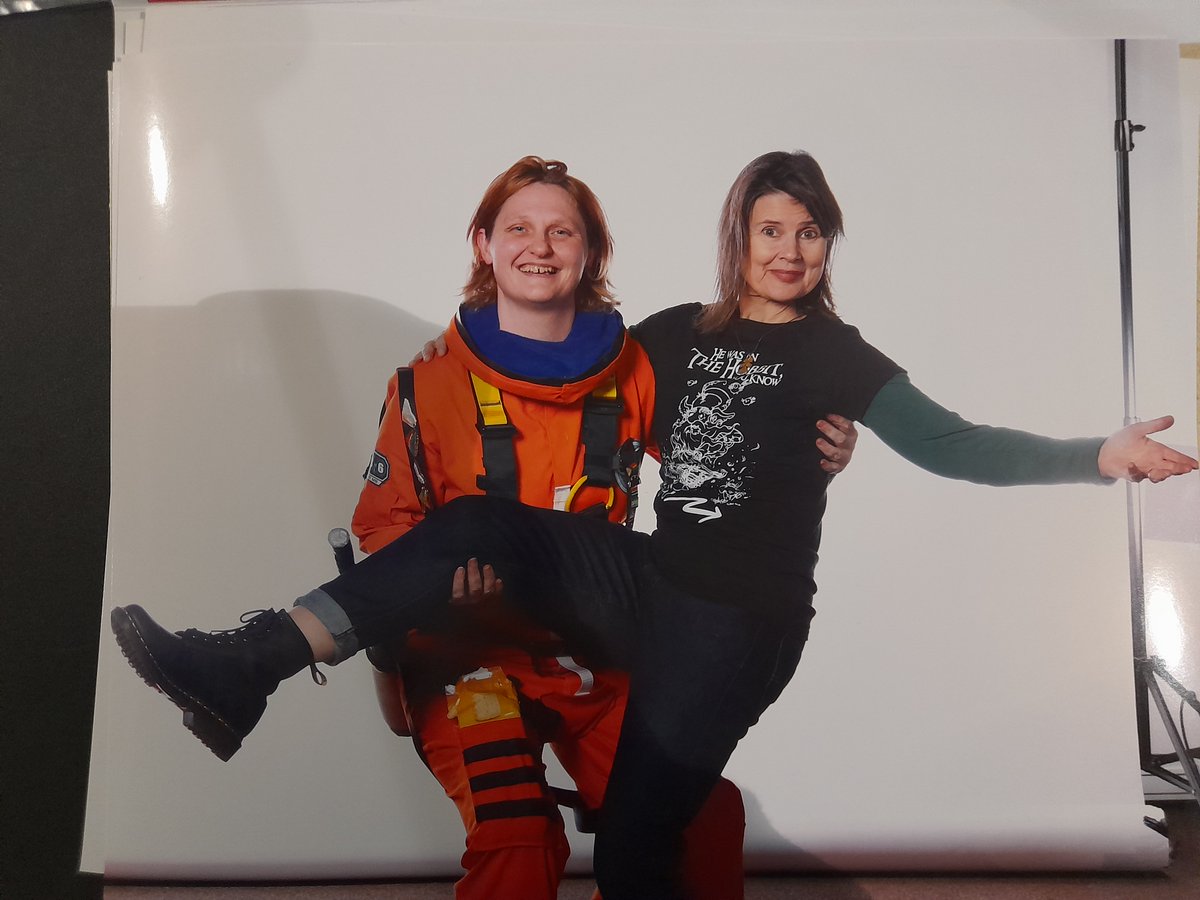 If you had your picture taken by the orange spacesuit at Wales Comic Con, this is the album > facebook.com/media/set?vani…
#WCC2022 #WalesComicCon #DoctorWho #SophieAldred #ThePowerOfTheDoctor #TelfordInternationalCentre #JanetFielding #JemmaRedgrave #SylvestorMcCoy