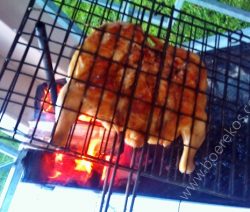 Boerekosdotcom's tweet image. Flattie op die kole-
boerekos.com/recipe/regop-h…
Niks gesukkel en geen gemors van souse nie. Sit en kuier lekkerte, maak tyd vir die een

1 Groot Heel Plaashoender
Suurlemoensap
Portugese Hoender speserye
Sout en Peper na smaak
*Toeknyprooster