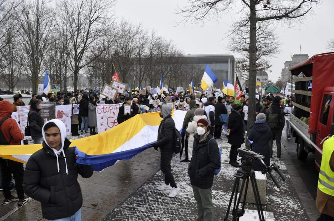 FatimaAlizadah's tweet photo. Wir bedanken uns sehr bei @morgenpost für die Berichterstattung von unserer Demonstration „gegen Völkermord an Hazara in Afghanistan“ in Berlin.
Link 👇
https://t.co/QcX9BqbiB6

@derspiegel @tagesschau @SZ @ZDF @amnesty_de @welt @ndr @dw_deutsch @ARD_Presse

#StopHazaraGeoncide https://t.co/4gdcekkNjZ