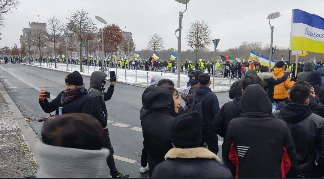 FatimaAlizadah's tweet photo. Wir bedanken uns sehr bei @morgenpost für die Berichterstattung von unserer Demonstration „gegen Völkermord an Hazara in Afghanistan“ in Berlin.
Link 👇
https://t.co/QcX9BqbiB6

@derspiegel @tagesschau @SZ @ZDF @amnesty_de @welt @ndr @dw_deutsch @ARD_Presse

#StopHazaraGeoncide https://t.co/4gdcekkNjZ