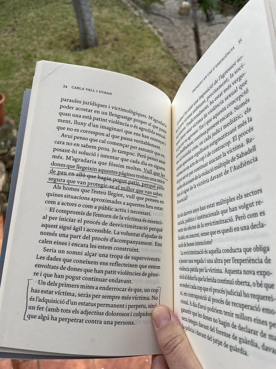 marisolmonfort's tweet photo. Gràcies a @termifacoses per fer-li arribar lo meu #trenqueuencasdemergència a la @CarlaVall A ella, que me l’hagi firmat. Subratllar llibres, sempre. I més quan el text és així d’interessant. Seguim #donantveu #lluitant #violènciamasclista https://t.co/4W7cIbcPMa