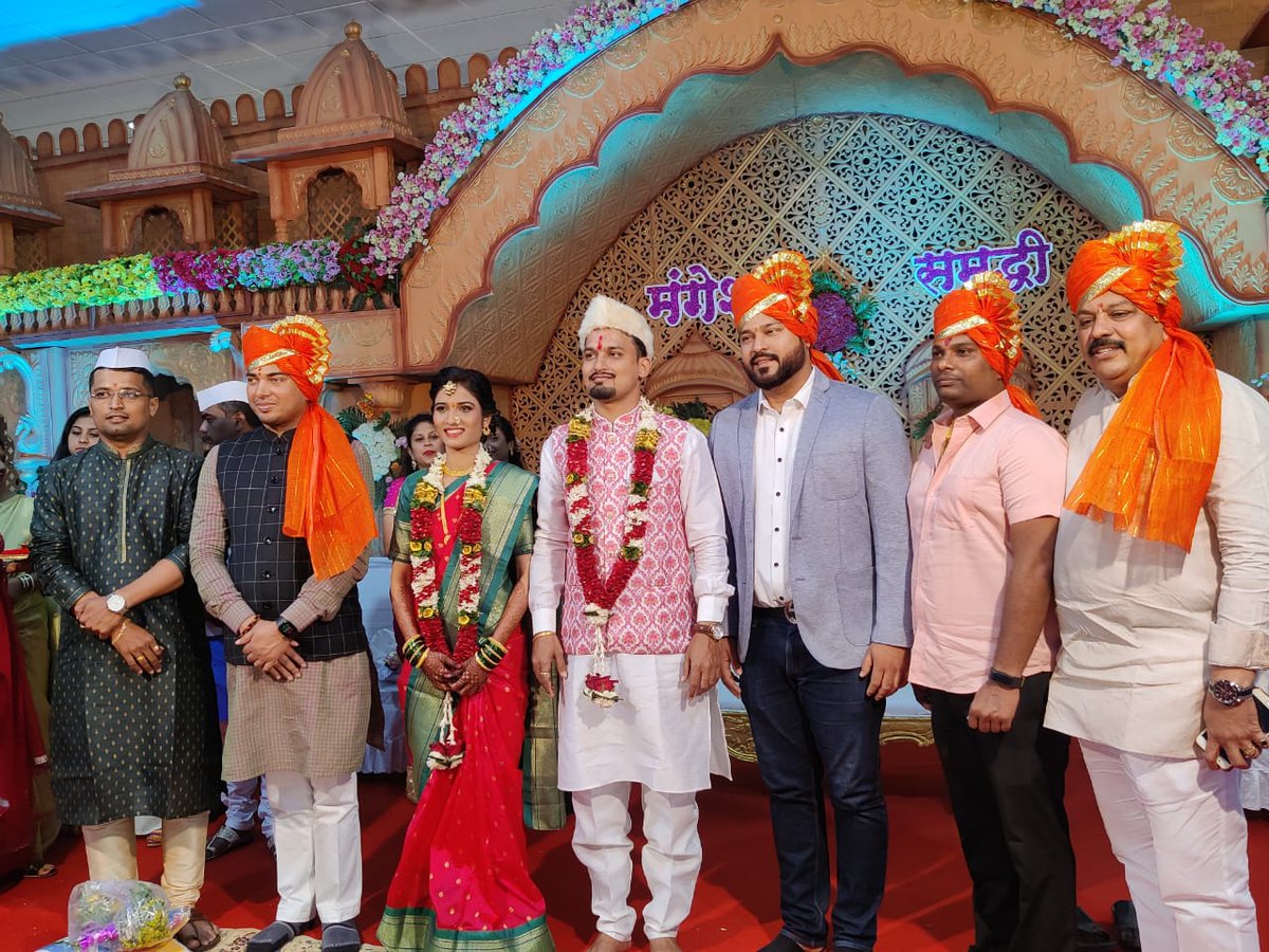 माझे सहकारी महामंत्री कमलेश डोकेजी यांचे लहान बंधु मंगेश डोके यांच्या लग्न सोहळ्यात पुणे जुन्नर येथे सहभाग घेतला या शुभ प्रसंगी माझ्या सोबत मुंबई भाजपा उपाध्यक्ष श्री आचार्य <a href="/pawantripathi_/">Pawan Tripathi</a> जी, मुंबई सरचिटणीस <a href="/MilindWadekar9/">Milind Wadekar</a> जी उपस्थित होते...