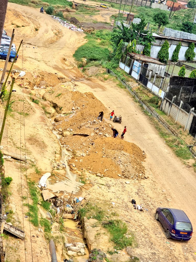 jim_gael's tweet photo. Comme pour toutes choses ici bas...
attendre que l'état réagisse...
ou même la communauté est un luxe que seuls quelques ayant droits peuvent se permettre...
Même la poubelle s'est improvisée.
#douala5
#logpom
#kotto https://t.co/r54wBB6h3F