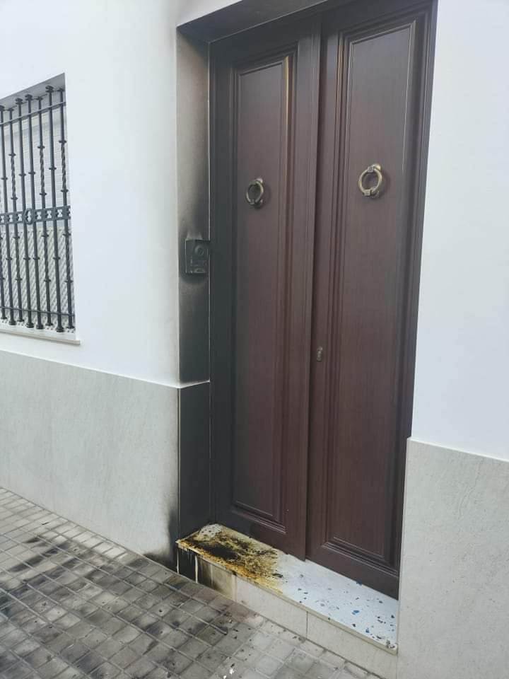Condenamos enérgicamente el episodio de violencia que ha sufrido el delegado de Hacienda y Recursos Humanos de nuestro Ayuntamiento, Manuel Macías, en su domicilio familiar. La violencia no tiene cabida ni justificación y atenta contra la convivencia. Nuestro apoyo y solidaridad.