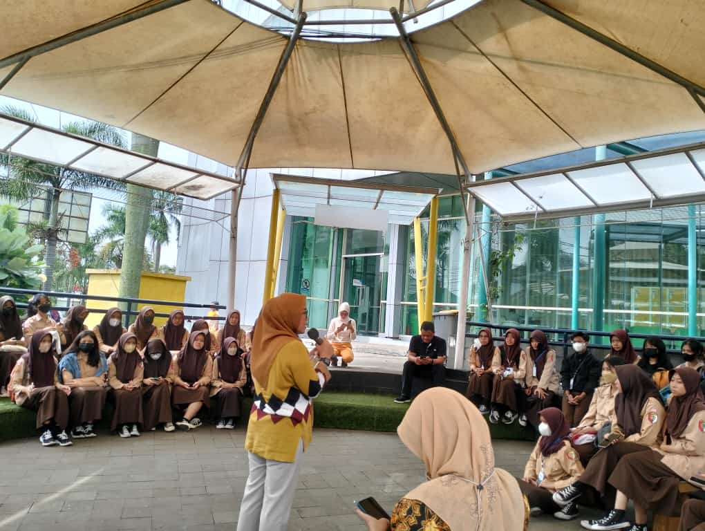 OfficialSmkn's tweet photo. Kunjungan Literasi ke Bapusipda Provinsi Jawa Barat yang digagas oleh Tim Literasi Siswa SMKN 3 Bandung . Pada kegiatan ini, Rombongan disambut oleh Bapak Yedi Sunardi, https://t.co/degd2wwIMS selaku Arsiparis Ahli Madya dan diterima oleh Ibu Kabid@DispusipdaJabar @disdik_jabar https://t.co/pF0hiCjUih