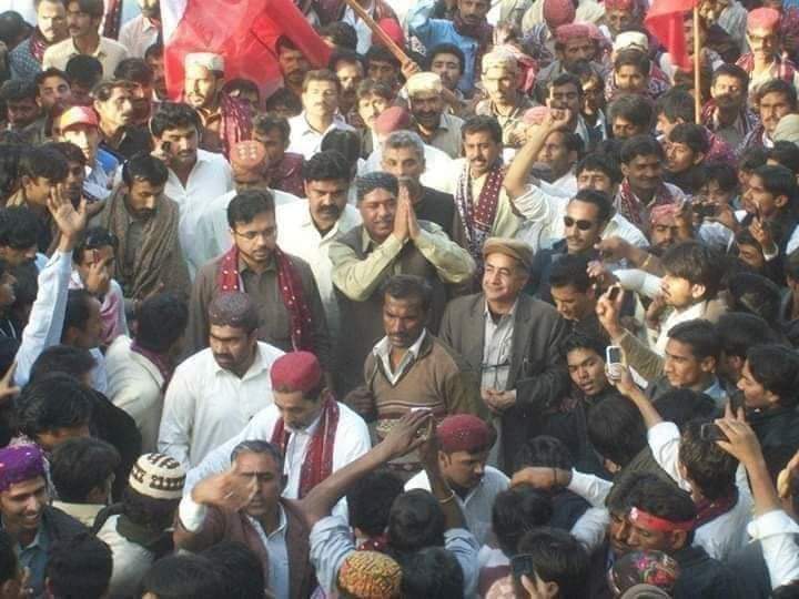 NomanAlirajper's tweet photo. ❤️ سنڌ جا گلاب سڪندا ناهن
        جودا جوان جهڪندا ناهن
              وڙهندي وڙهندي مرندا آآهن
                    ميدان ڇڏي ڪڏهن ڀڄندا ناهن
                            مست تڏهن مرڪندا آآهن
                                  درتي لا۽ جڏهن ڪسندا آهن✌جيئي سنڌ ✌✌✌✌ https://t.co/J1ave1KUZr
