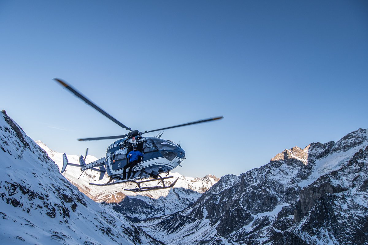 Gendarmerie's tweet photo. #BonDimanche ❄️ Un vent de fraîcheur se fait ressentir... Vous savez ce que cela signifie ? 
Ce sont bientôt les vacances, le ski⛷️ et les raclettes 🧀 ! Les @Forcesaeriennes de la #Gendarmerie seront mobilisées partout en France pour assurer votre sécurité en montagne 💪 https://t.co/kEmGRQQmPa