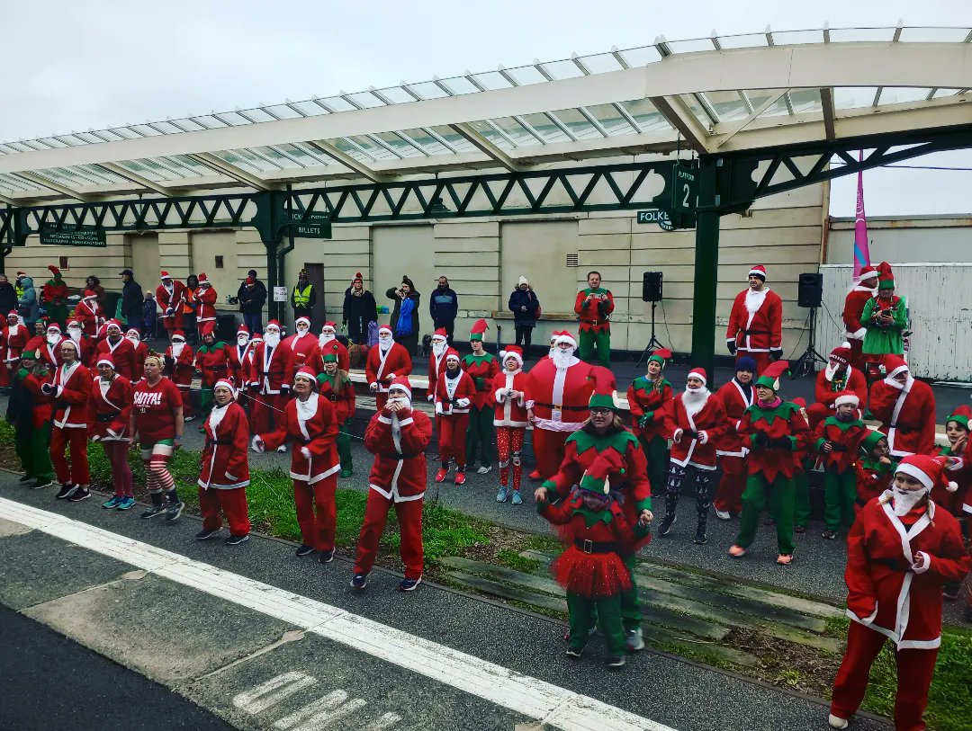 Important pre-run warm up dance routine for @PilgrimsHospice Santa Run 2022 #Folkestone #SantaRun