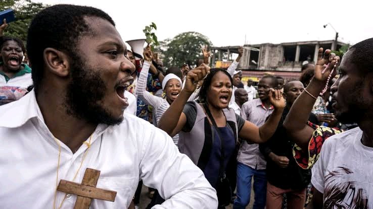 243Actualites's tweet photo. 🛑⚡ DERNIÈRE MINUTE ! À l'issue de la #marche pacifique de l'église #catholique , afin de dire non à l'#agression Rwandaise ; les #fidèles de l'église #exigent au gouvernement de suspendre la participation de la #RDC à la francophonie. #CriseKivu @243Actualites https://t.co/N9ofB4FEIS