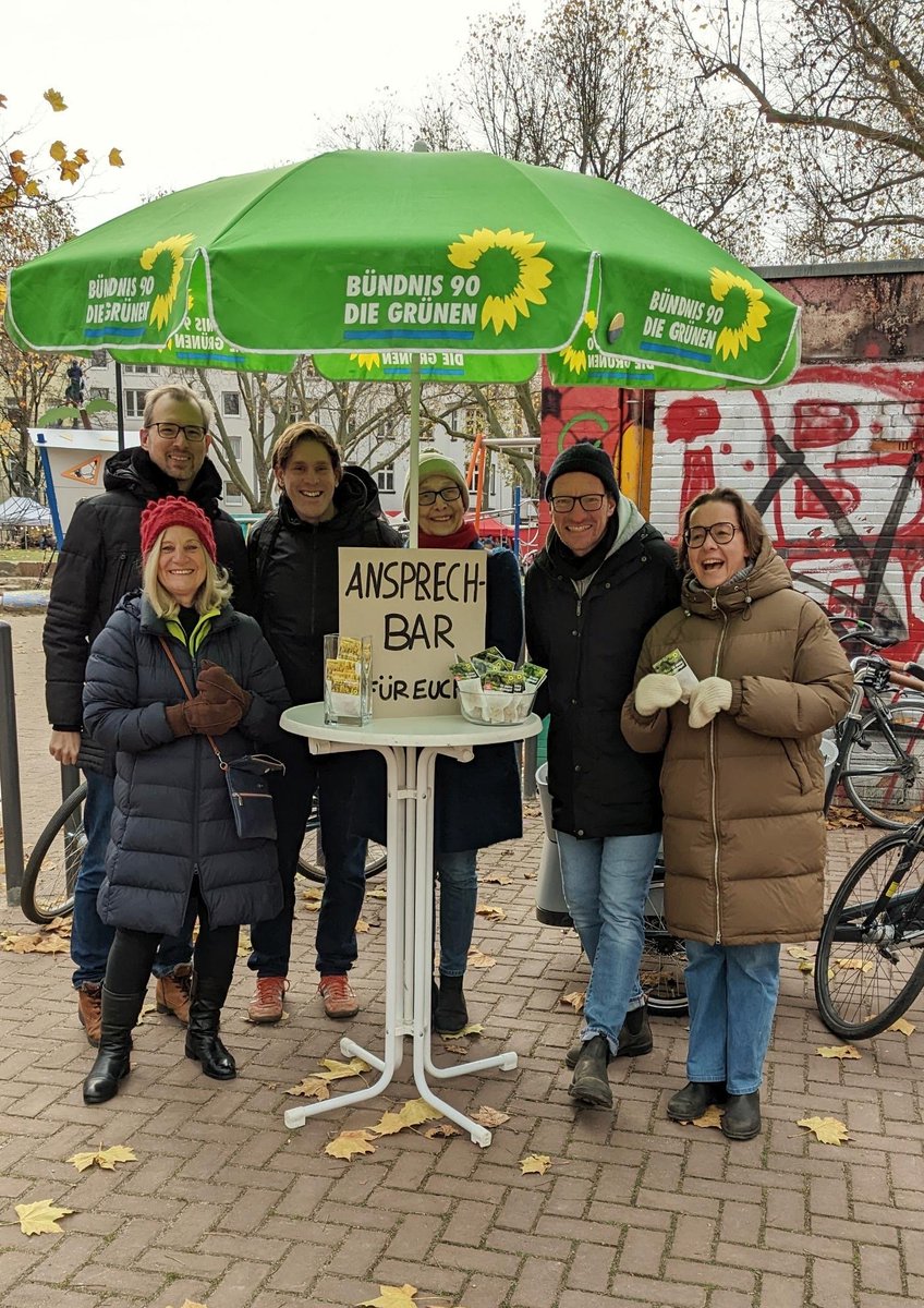 Am Samstag Vormittag waren wir am #Hermannplatz in #Flingern für die Bürger*innen “Ansprechbar”. Es wurden saisonal passende Vogelknödel und Tulpenzwiebel verteilt. Von dem Menschen bekamen wir viele Hinweise zu lokalpolitischen Themen - etwa zur #Schulpolitik und #Verkehrswende.