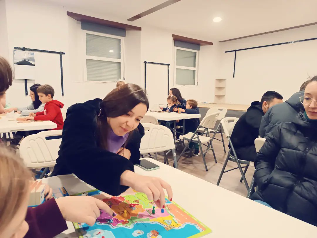 ElRinconGalin's tweet photo. 🃏 Hemos pasado una tarde de juegos maravillosa ♟️jóvenes de todas las edades, y algunos padres, nos han acompañado hoy 🌞 
Juntos es más divertido, nos vemos en la próxima 😃 https://t.co/GpHTXefWgn