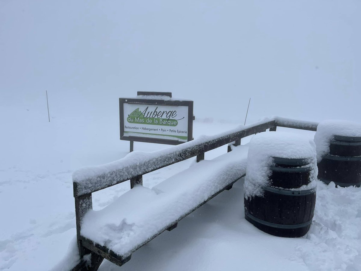 MeteoGard's tweet photo. ⛈ Alors qu'une ligne orageuse balaie actuellement le #Gard, la #neige continue de tomber en montagne comme ici au niveau de l'auberge du Mas de la Barque, côté #Lozère, que l'on remercie pour ces magnifiques images ! ❄️ La couche de neige dépasse les 20 cm ! 😍 https://t.co/7oPtWe7zm5