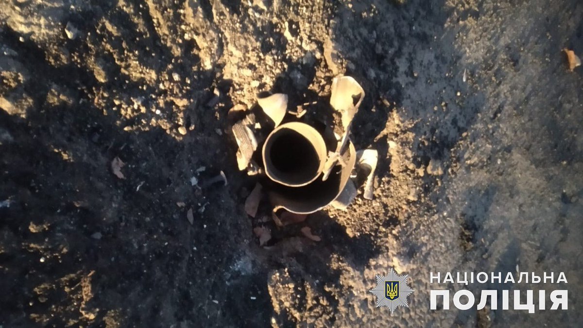KyivIndependent's tweet photo. According to police, Russian forces attacked 12 settlements in Donetsk Oblast over the past 24 hours, damaging or destroying 29 civilian infrastructure sites, including 15 residential buildings, a factory, a machine-building plant, and more.

📷 National Police/Telegram https://t.co/cSVZFLlTXD