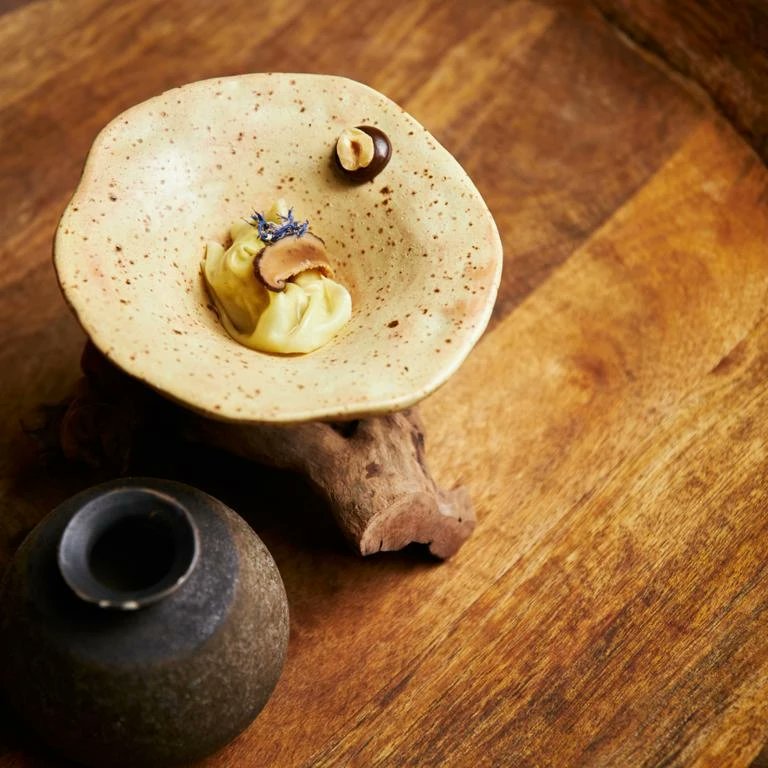 Es epoca de setas, de monte y de nuestro 🅁🄰🅅🄸🄾🄻🄸 [Setas ajo negro avellana y queso de leche cruda]
.
Un placer para los 5 sentidos
.
#cocinabiosfera #menudegustacion #guadalajara #monte #setas #temporadabosque #territorio #castillalamancha