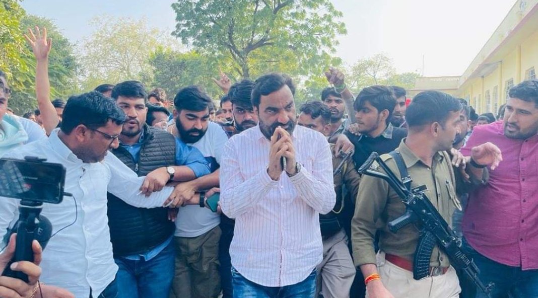 Journalist_RJ19's tweet photo. सीकर धरने पर पहुंचे @hanumanbeniwal https://t.co/STAn0DyK6Y