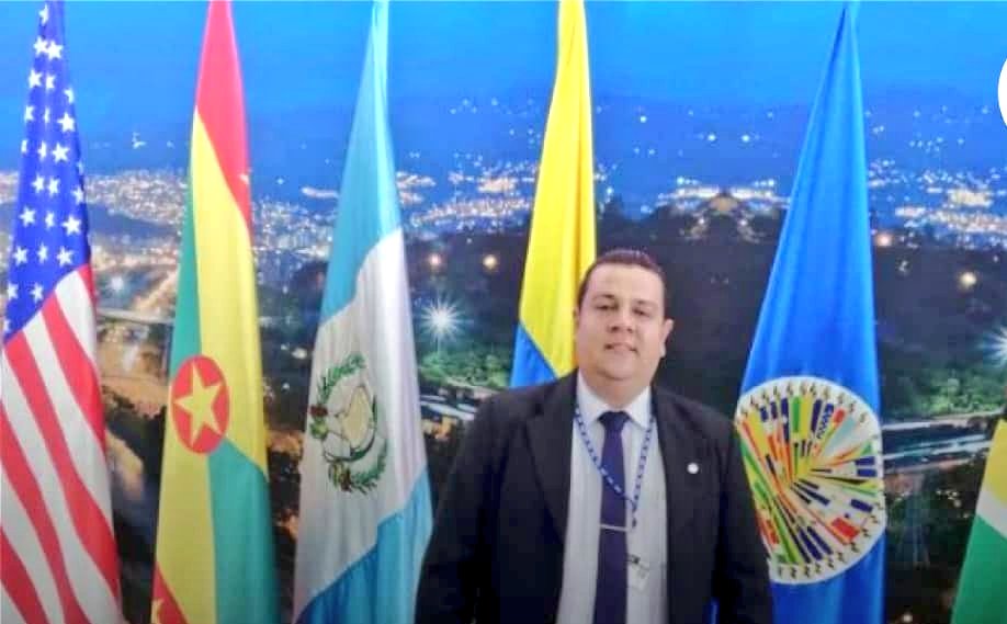 jrafaeltarazona's tweet photo. Hoy #4Dic suma 520 días de la detención injusta y arbitraria de @javiertarazona director de @FundaREDES_.
Javier es inocente, debe ser puesto en libertad. Ser defensor de DDHH no es delito, además su salud ya no es la misma.
#LiberenAJavierTarazona
#NavidadSinPresosPoliticos https://t.co/PcyNJIGie6