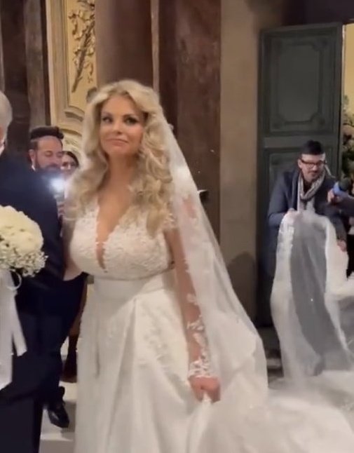 Prelemiloves's tweet photo. chi è questa in abito da sposa?

solo risposte sbagliate

#GFVIP #GFVIP7 #GFVIPPARTY #PRELEMI #ROSMELLO #SOLEARMY #jerù #fairylulù #zengavò #ciavarrini #nikiters #donnalisi #gintonic #amici22  #xf2022 #incorvassi #basciagoni https://t.co/22g7yVOruY