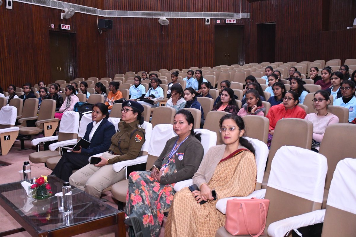 skirti901's tweet photo. पुलिस -विद्यार्थी संवाद
Volunteers interaction with Police..Officers gve information about women security n rights.
@NssrdD @NssRajasthan @bhawani_pg @RathaurMeena @PoliceRajasthan https://t.co/OMcKOF721z