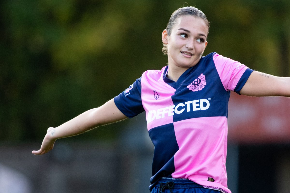 🎂HAPPY BIRTHDAY🎂

It's been a bumper week of celebrations for the Pepper Army, as we send on the biggest of Happy Birthday wishes to our inspirational captain @Brit_SaySay, record appearance maker @rosiestone8, and midfield maestro @LilyPrice03!

#DHFC #Spicy 🌶️💖💙