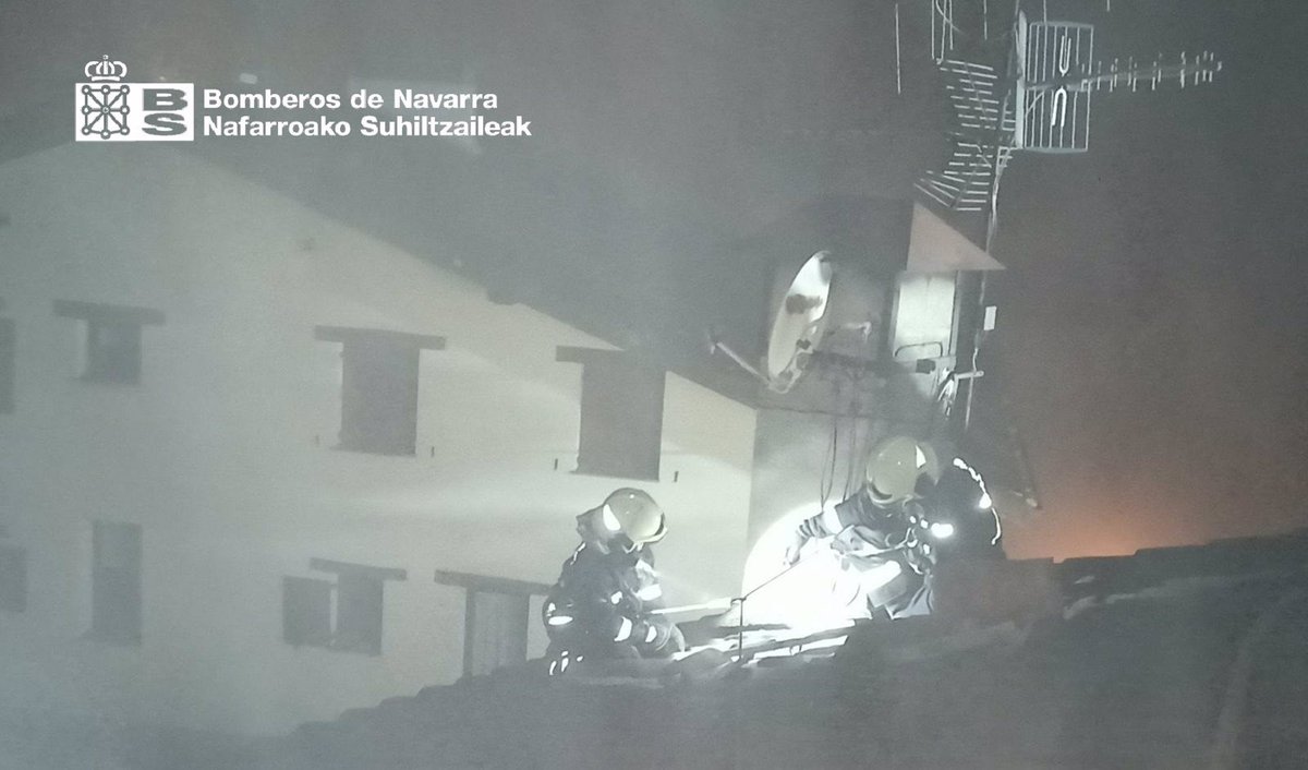 NavarraTV's tweet photo. 🚒 Extinguido un incendio en una chimenea en #Arribe
El Gobierno de #Navarra publica una serie de recomendaciones como evitar "sobrecargas" de leña o usar maderas secas y duras.
https://t.co/XaQbuwGgNs https://t.co/qFG4WC7qJC