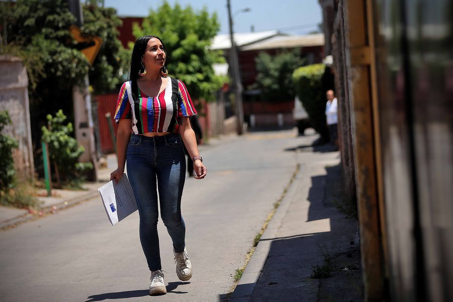 latercera's tweet photo. #LTDomingo | La búsqueda por los estudiantes perdidos. Las cifras del Mineduc sobre los 50 mil alumnos que desertaron del sistema escolar encendieron las alarmas en algunos establecimientos, donde se propusieron rescatar a los ausentes crónicos https://t.co/b6Xba4QvEU https://t.co/93MjqE1NLY