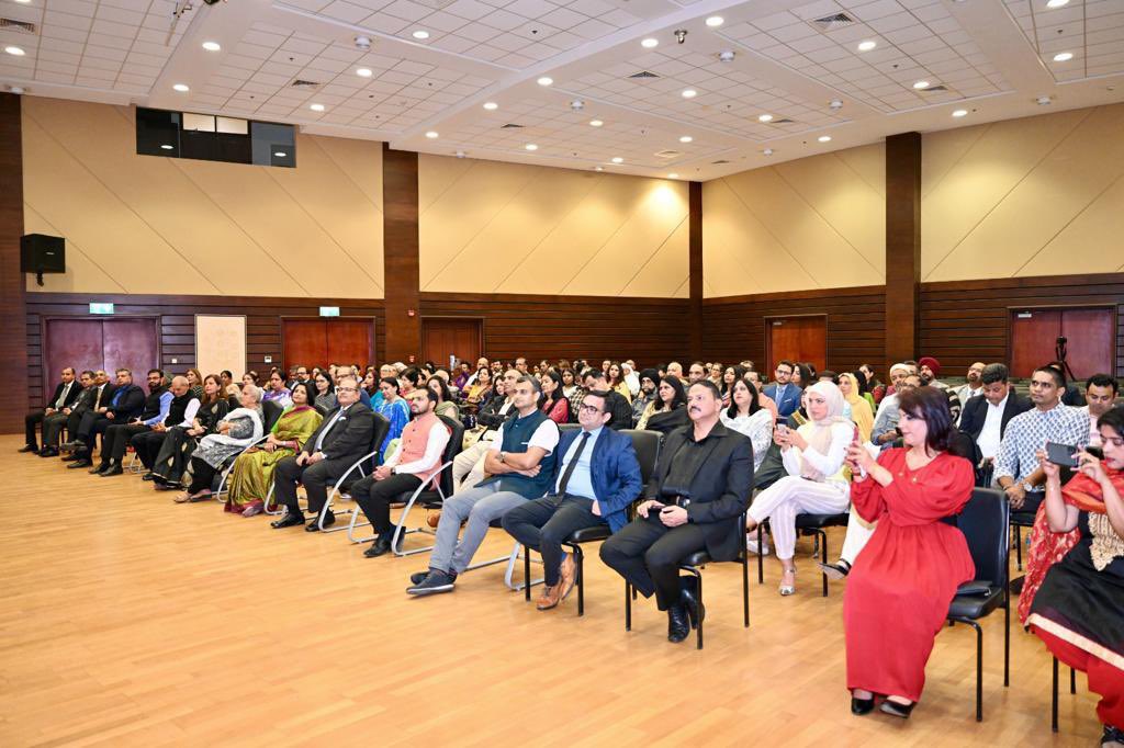 IndiaInBahrain's tweet photo. 1/2 8 poems of friendship in Hindi, Arabic, English, and Urdu were recited by poets from India and Bahrain in the Multilingual Poetry Meet โSadaqatu Dosti Kaโ hosted at @indiainbahrain.
#50yearsofIndiaBahrain
#IndiaBahrainFriendship
#AzadiKaAmritMahotsav https://t.co/B0sivDWeKL