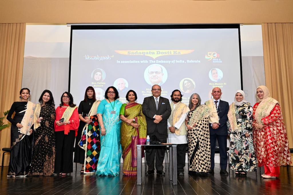 IndiaInBahrain's tweet photo. 1/2 8 poems of friendship in Hindi, Arabic, English, and Urdu were recited by poets from India and Bahrain in the Multilingual Poetry Meet โSadaqatu Dosti Kaโ hosted at @indiainbahrain.
#50yearsofIndiaBahrain
#IndiaBahrainFriendship
#AzadiKaAmritMahotsav https://t.co/B0sivDWeKL