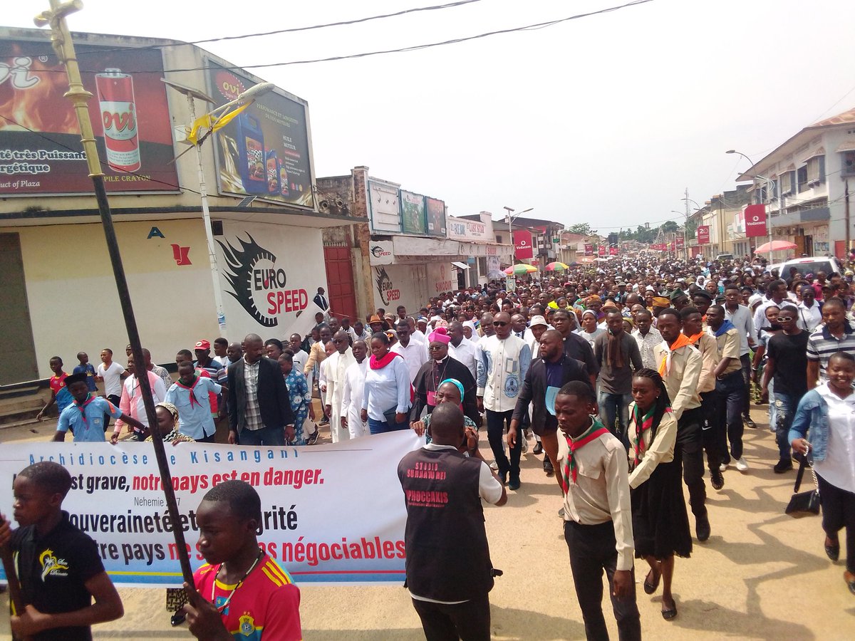 RBafaluma's tweet photo. #RDC #Kisangani, les chrétiens de l'église Catholique ont répondu massivement  à la marche pacifique organisée par la #CENCO; pour dire   non à la balkanisation sur le sol Congolais. https://t.co/F1kpqtOB2k
