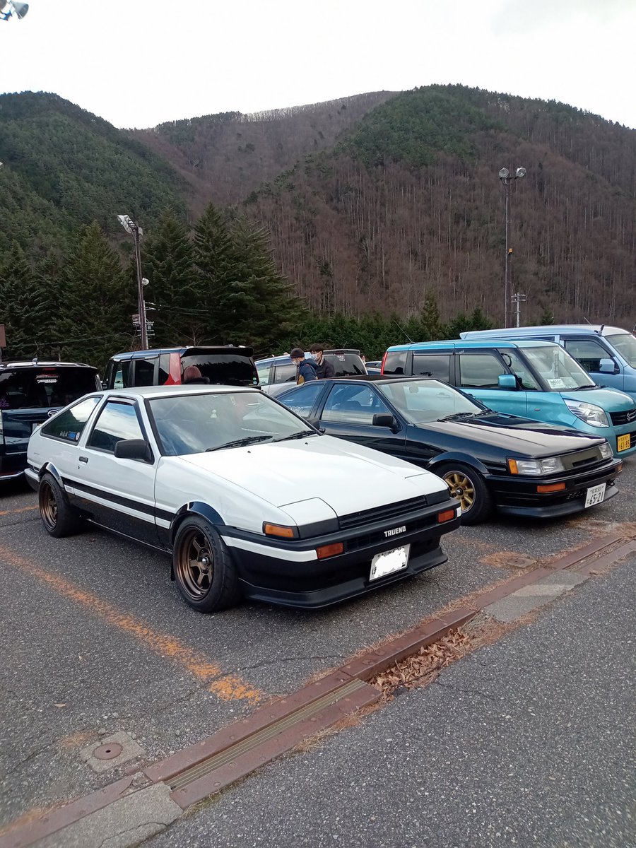 dackone5300's tweet photo. 久しぶりの信州サンデーミーティング。トレノがカッコ良かった🎵

#信州サンデーミーティング #ae86 #カローラレビン　#スプリンタートレノ https://t.co/STz9buSMso